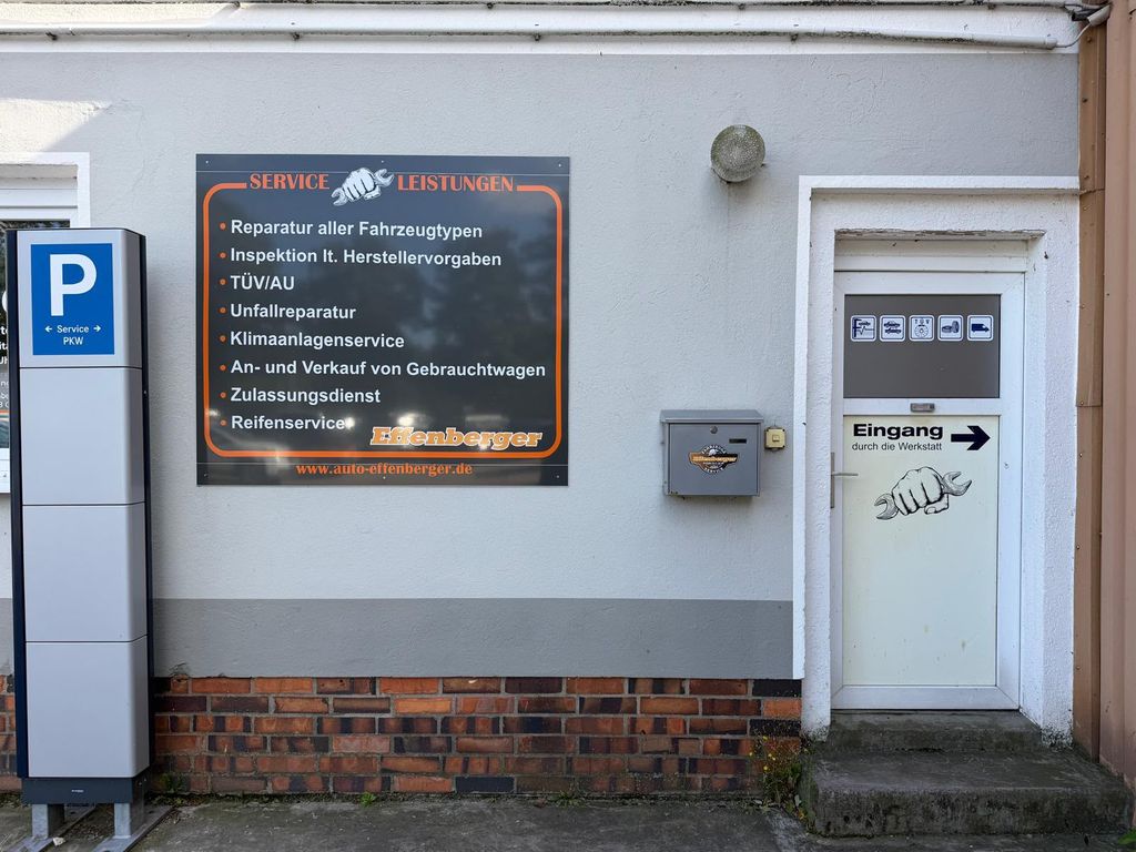 Schild an der Werkstatt mit den Serviceleistungen von Effenberger neben dem Eingang