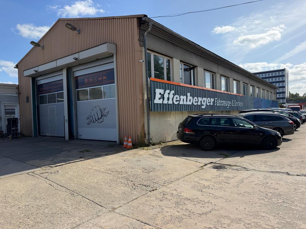 Werkstatthalle von Effenberger Fahrzeuge & Service am Stadtring in Cottbus mit dem Firmenschriftzug an der Fassade